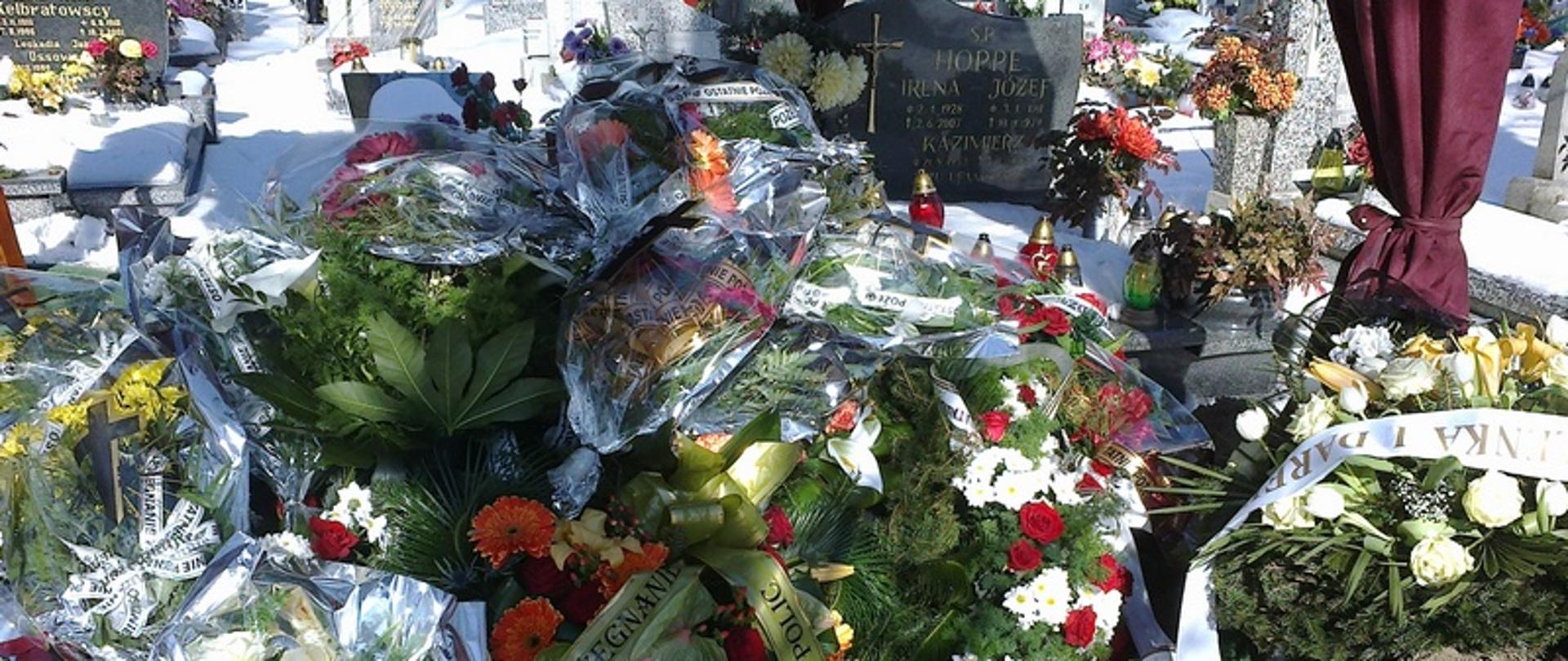 Zdjęcie przedstawia grób z kwiatami