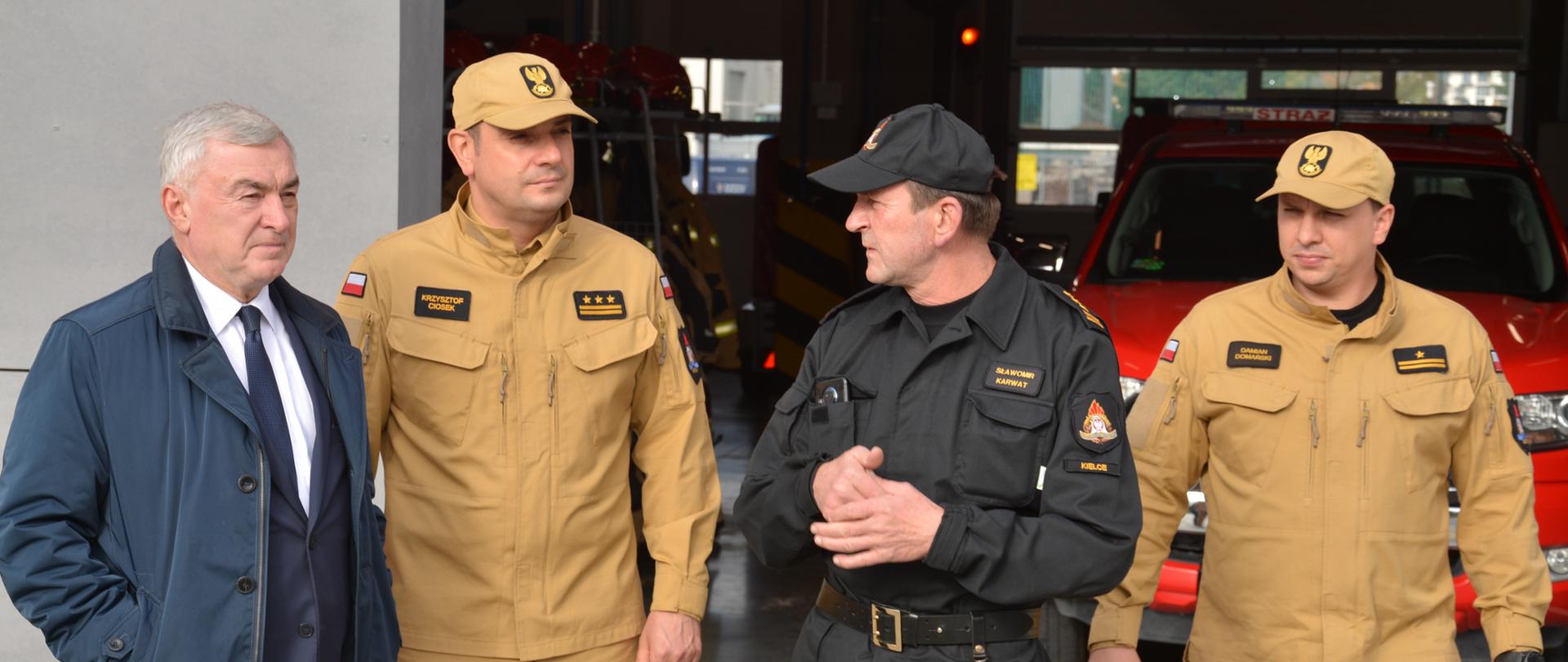 Wizyta marszałka województwa świętokrzyskiego u kieleckich strażaków