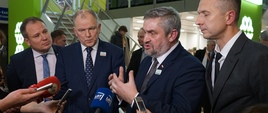 Minister J.K. Ardanowski udziela informacji mediom litewskim