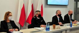 Zdjęcie przedstawia władze szczebla wojewódzkiego podczas wideokonferencji z samorządowcami w sprawie szczepień przeciwko COVID-19. 
