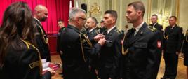 Obchody Dnia Strażaka w Teatrze Zdrojowym w Szczawnie Zdroju. Moment wręczenia odznaczeń i awansów