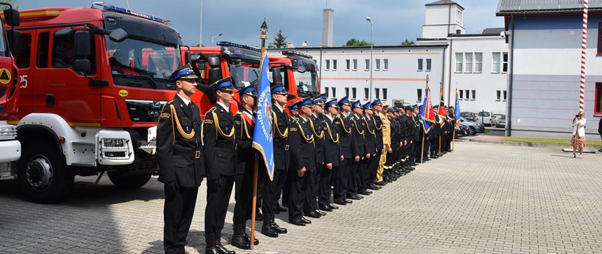 Funkcjonariusze KP PSP w Staszowie podczas uroczystej zbiórki.
