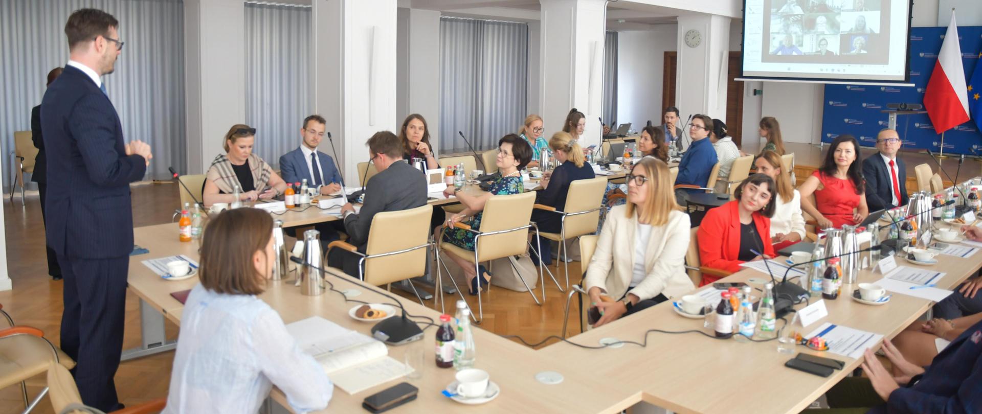 Spotkanie Ministra Jakuba Jaworowskiego z organizacjami pozarządowymi wspierającymi rozwój zawodowy kobiet. 