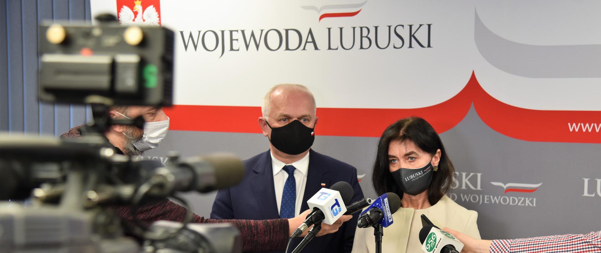 Wojewoda z dyrektor wydziału polityki społecznej w czasie briefingu prasowego.