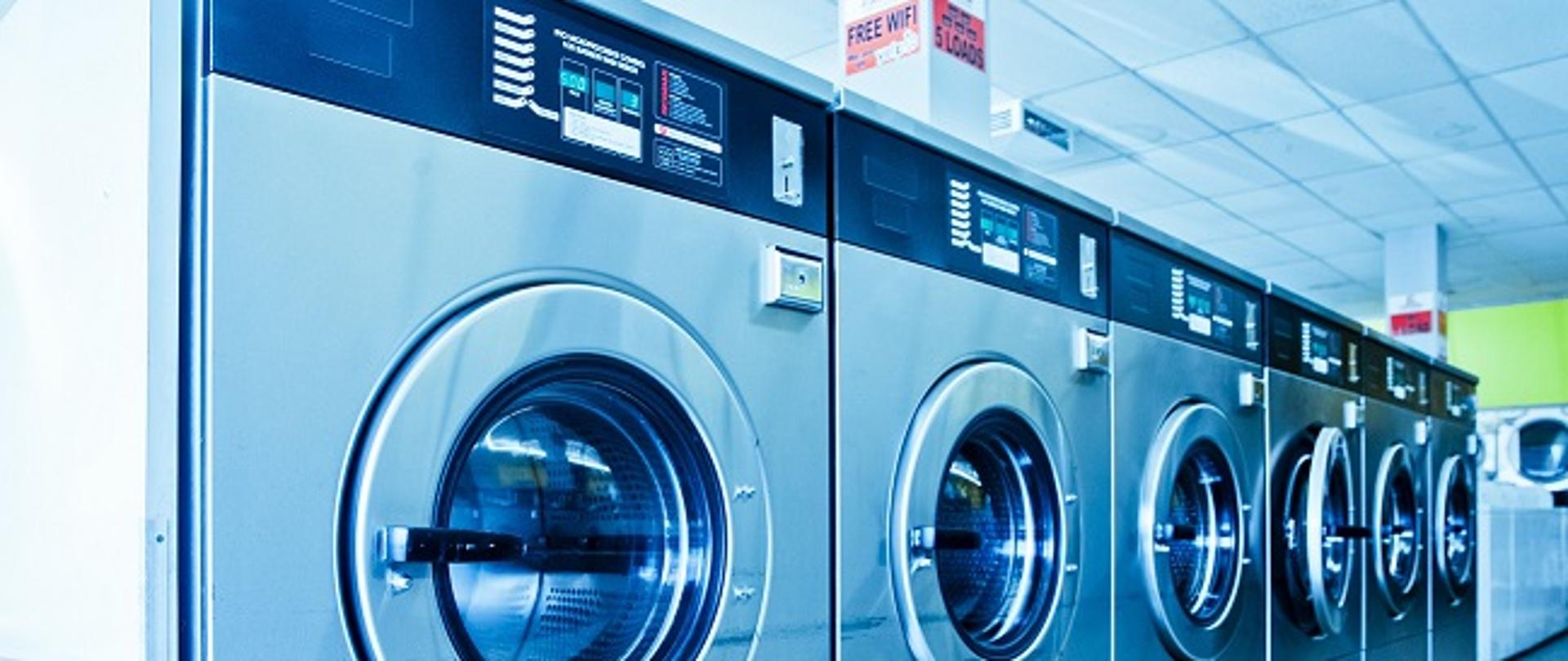 6 pralek w rzędzie w pralni chemicznej 