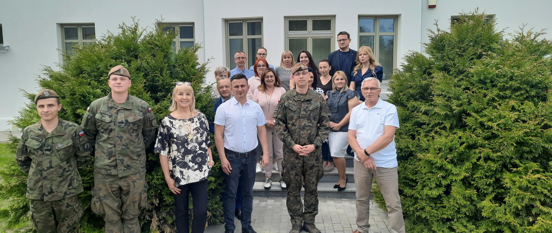 Zdjęcie ze szkolenia przed budynkiem Prokuratury Rejonowej w Łukowie które odbyło sie w dn. 06.05.2026 r. Na pierwszym planie umundurowani żołnierze i kierownictwo jednostki. Z tyłu pracownicy prokuratury.