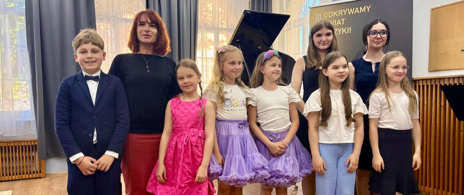 Zdjęcie przedstawiające wykonawców popisu klasy pani Halyny Hachak, który odbył się 25 maja 2026 roku w małej auli, sali nr 3 w tzw. "starym" budynku szkoły.