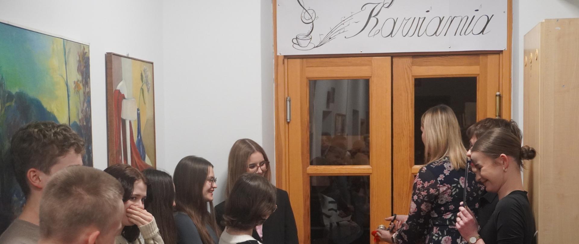 Pani Dyrektor dokonuje uroczystego przecięcia wstęgi do kawiarni „U Artystów”