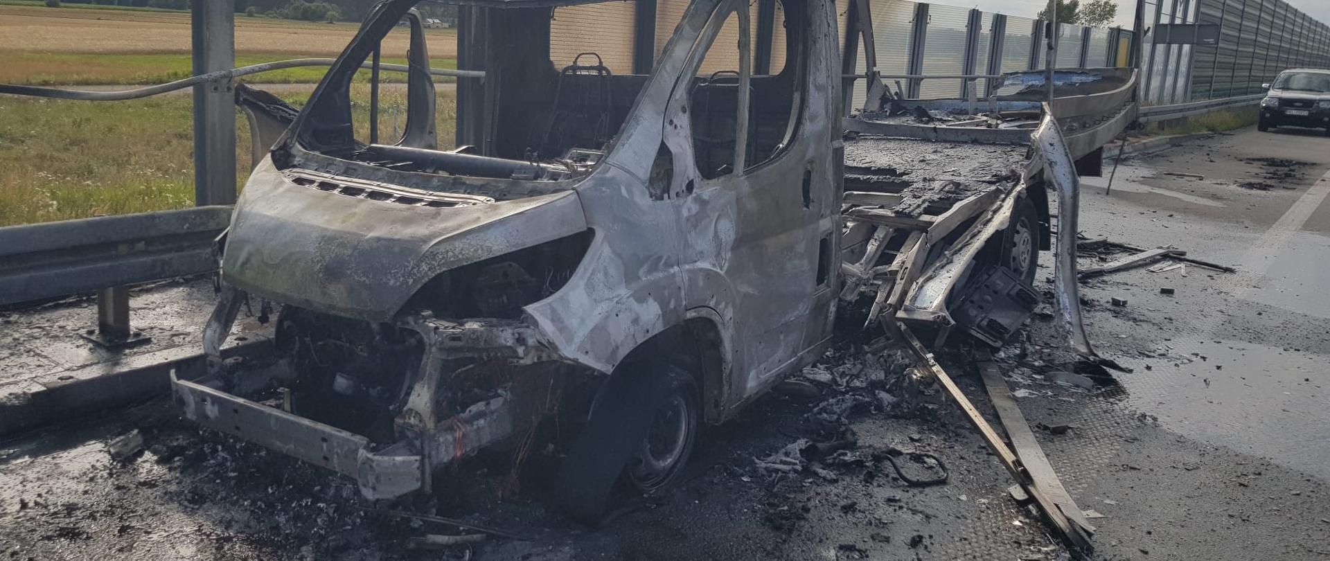 Bus ciężarowy po pożarze