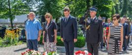 Na zdjęciu delegacje podczas złożenia biało-czerwonych kwiatów pod pomnikiem.