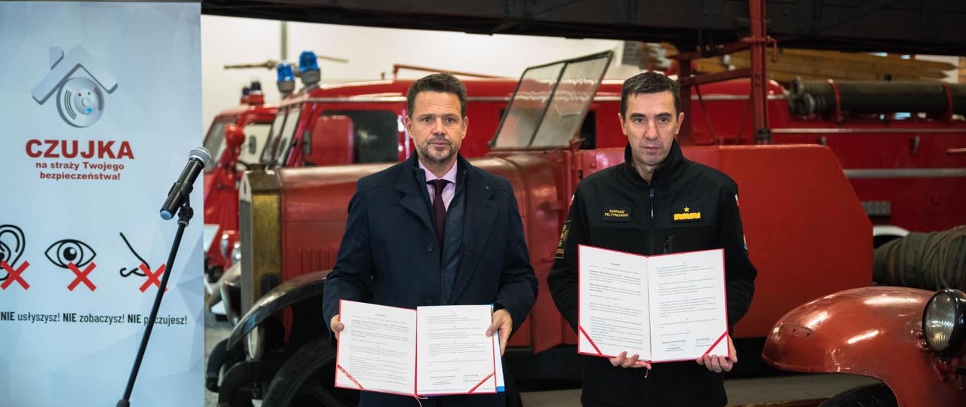 Komendant Główny PSP nadbryg. dr. inż. Mariusz Feltynowski oraz Prezydent m.st. Warszawy Rafał Trzaskowski z podpisanym porozumienie o współpracy w zakresie propagowania działań prewencyjnych oraz szeroko pojętego bezpieczeństwa, w tym ochrony przeciwpożarowej, uwzględniając zadania realizowane przez Państwową Straż Pożarną i Miasto Stołeczne Warszawa.