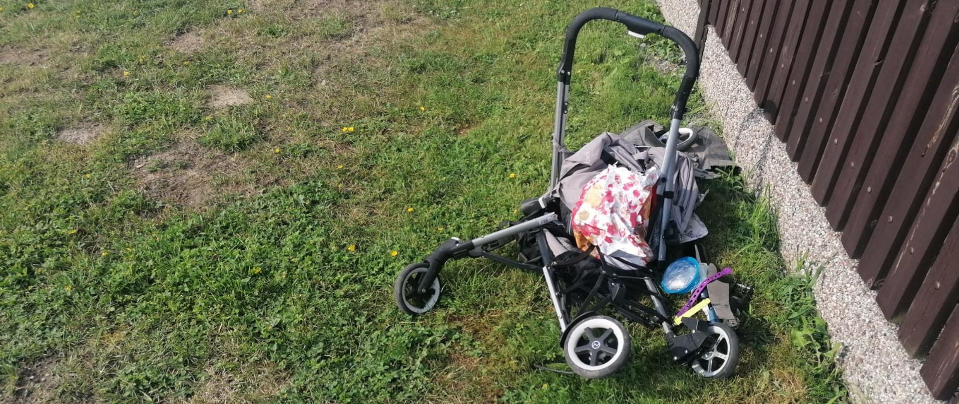 Widoczne miejsce zdarzenia uszkodzony wózek dziecięcy.