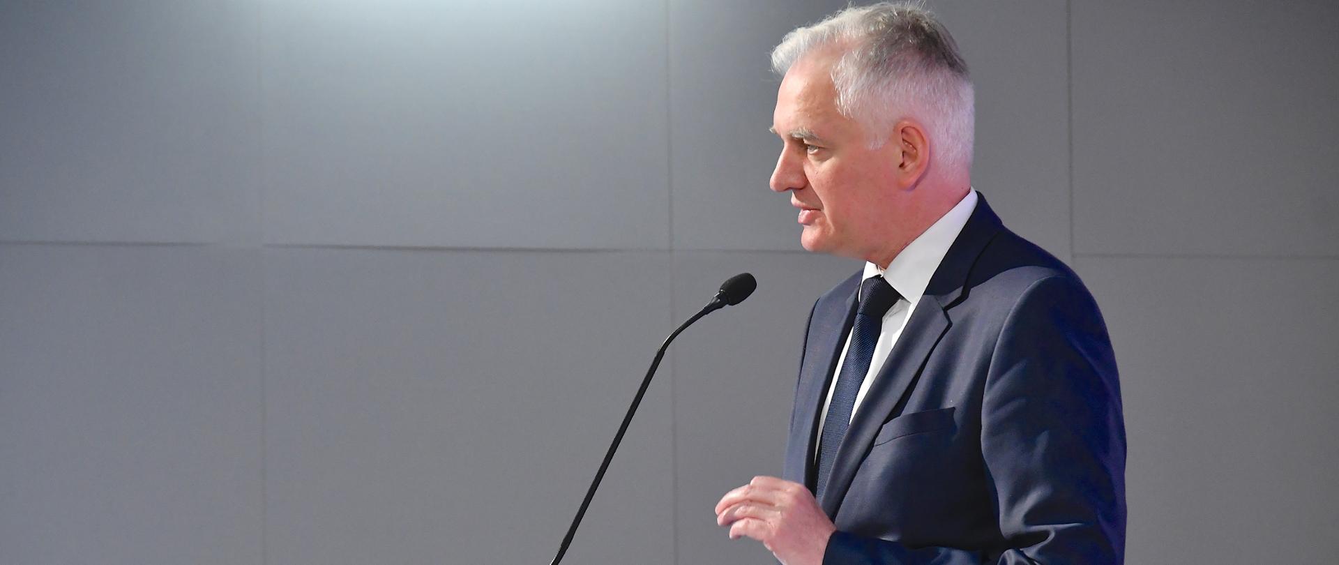 Na zdjęciu widać wicepremiera Jarosława Gowina przemawiającego na scenie.