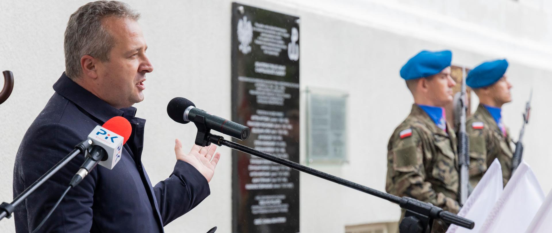 Wojewoda Mikołaj Bogdanowicz przemawia przed tablicą poświęconą bohaterom cywilnych struktur Polskiego Państwa Podziemnego.