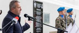 Wojewoda Mikołaj Bogdanowicz przemawia przed tablicą poświęconą bohaterom cywilnych struktur Polskiego Państwa Podziemnego.
