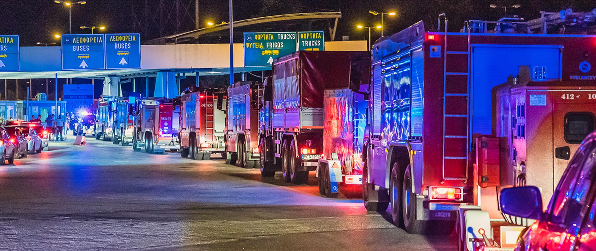 Kolumna wozów strażackich wjeżdża do Grecji