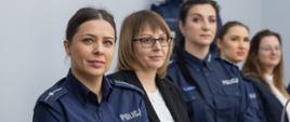 Funkcjonariuszki i pracownice cywilne kujawsko-pomorskiego Garnizonu Policji siedzące przy stole 