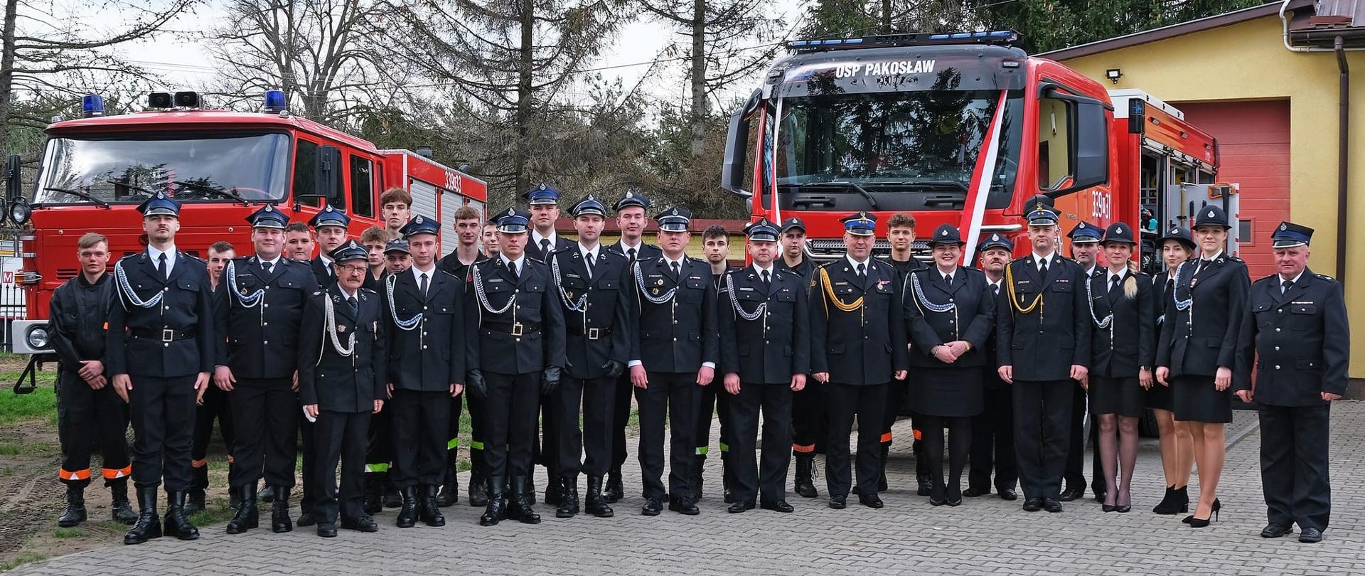 Przekazanie samochodu ratowniczo-gaśniczego dla jednostki Ochotniczej Straży Pożarnej w Pakosławiu (powiat radomski)