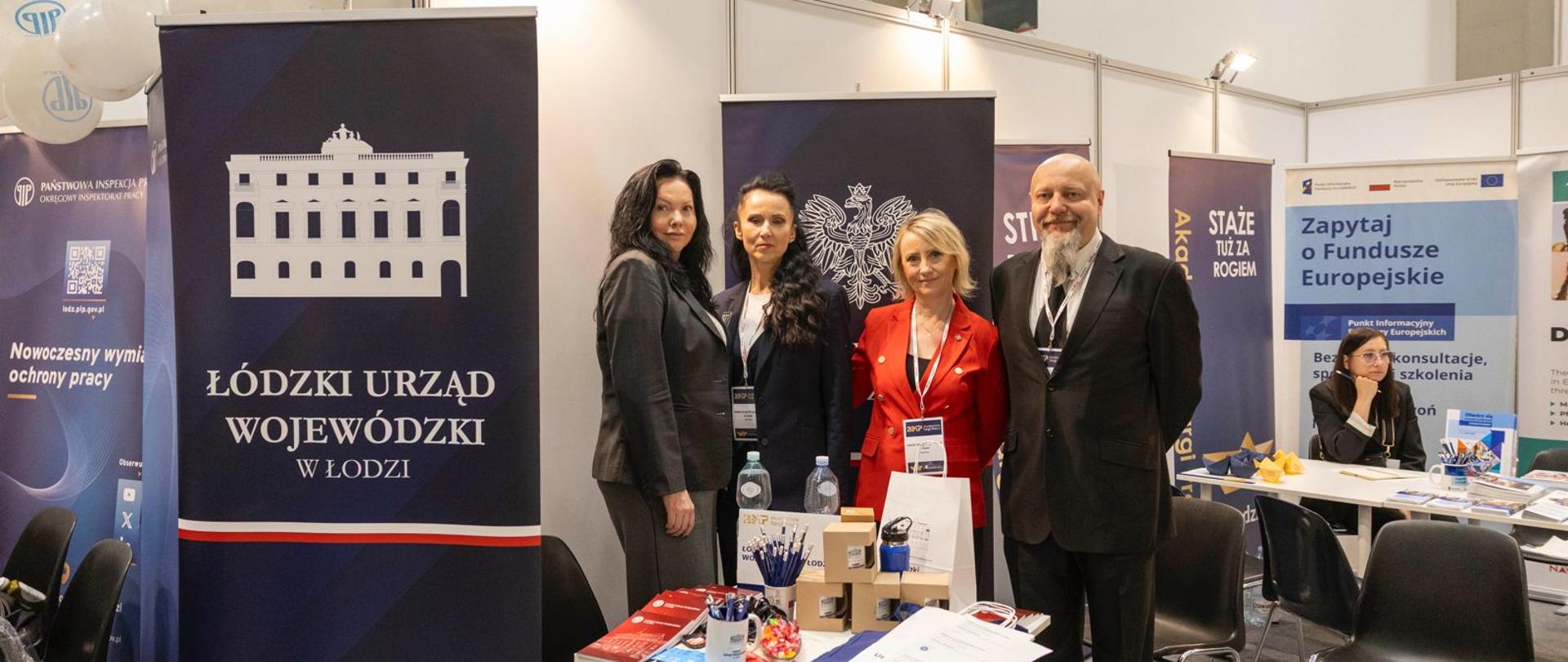 Dyrektor Generalny Łódzkiego Urzędu Wojewódzkiego Aleksandra Sowińska-Banaszkiewicz wspólnie z pracownikami ŁUW, podczas Akademickich Targów Pracy.