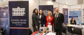 Dyrektor Generalny Łódzkiego Urzędu Wojewódzkiego Aleksandra Sowińska-Banaszkiewicz wspólnie z pracownikami ŁUW, podczas Akademickich Targów Pracy.