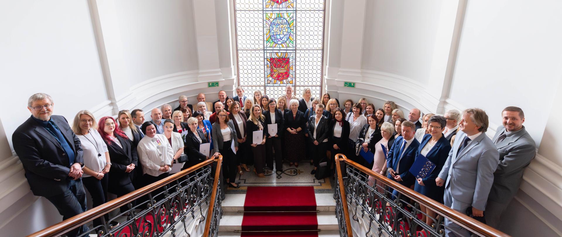 Pamiątkowa fotografia wojewody łódzkiego Doroty Ryl z pracownikami Wojewódzkiego Inspektoratu Inspekcji Handlowej w Łodzi 