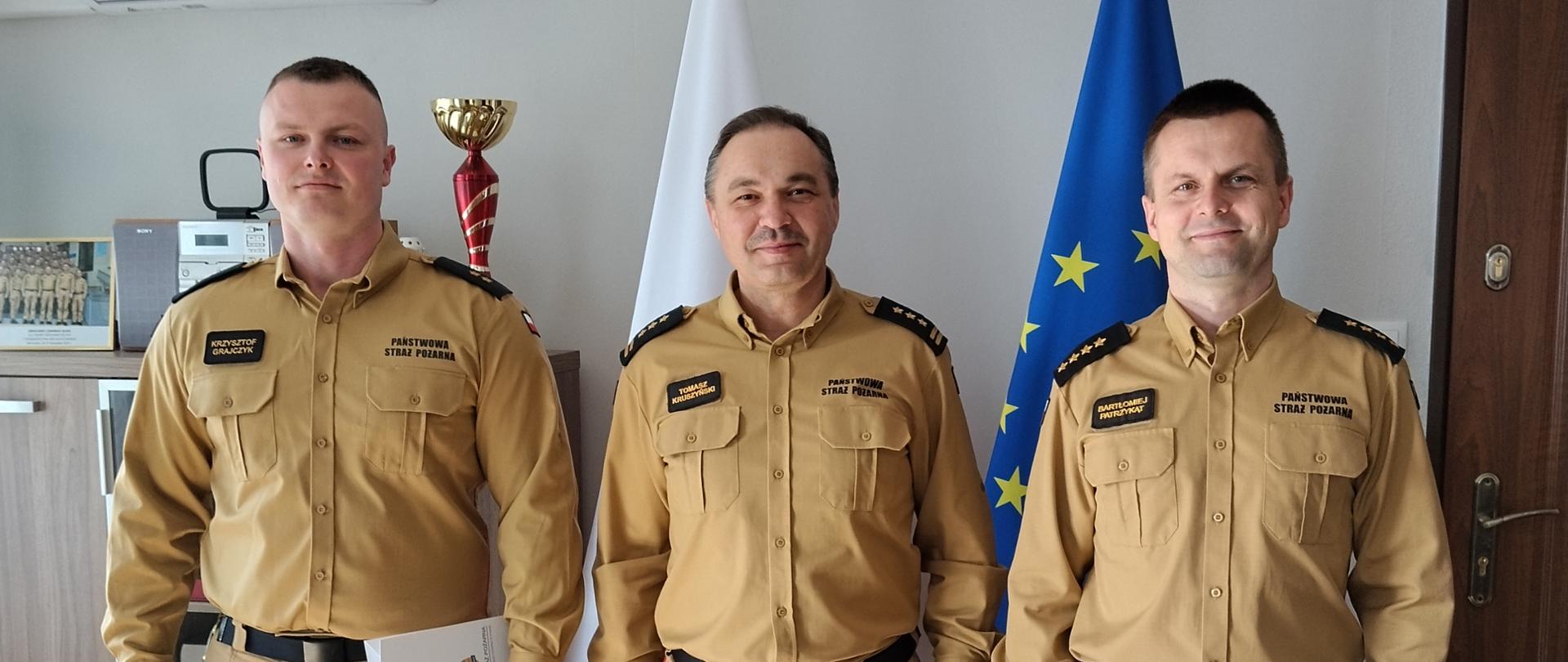 Na zdjęciu Komendant Miejski PSP w Koninie wraz z awansowanymi strażakami.