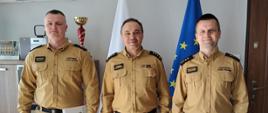 Na zdjęciu Komendant Miejski PSP w Koninie wraz z awansowanymi strażakami.