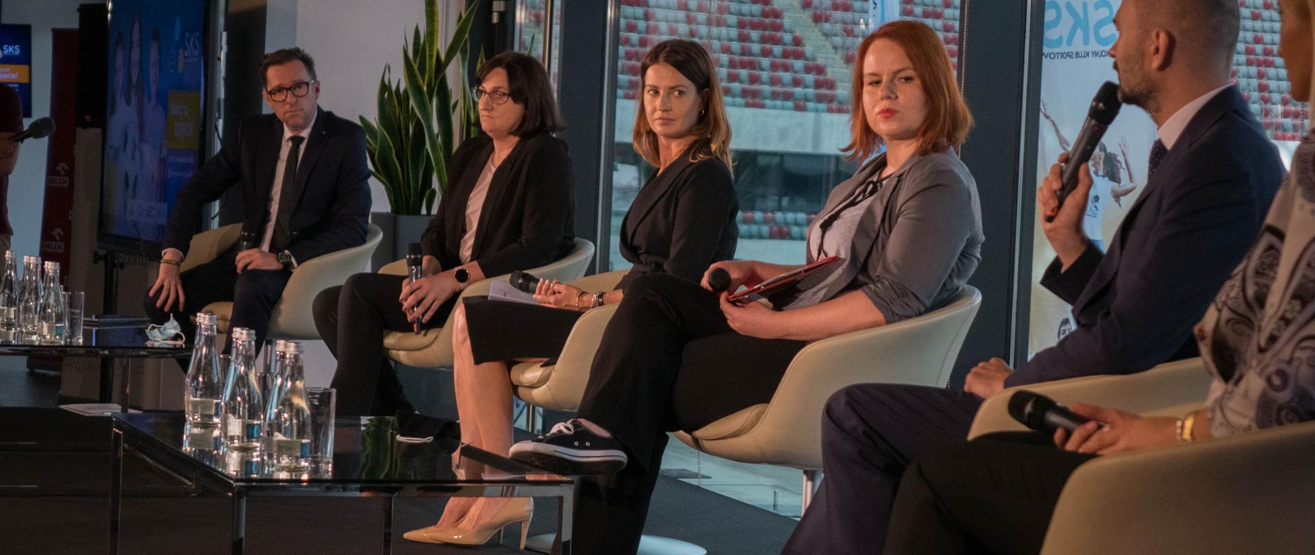 Pani Minister słuchająca wypowiedzi innych ekspertów programu SKS.