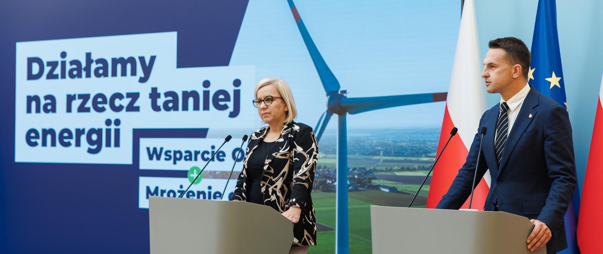 Ministra klimatu i środowiska Paulina Hennig-Kloska i rzecznik prasowy rządu, minister Adam Szłapka w trakcie konferencji prasowej 