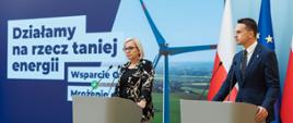 Ministra klimatu i środowiska Paulina Hennig-Kloska i rzecznik prasowy rządu, minister Adam Szłapka w trakcie konferencji prasowej 