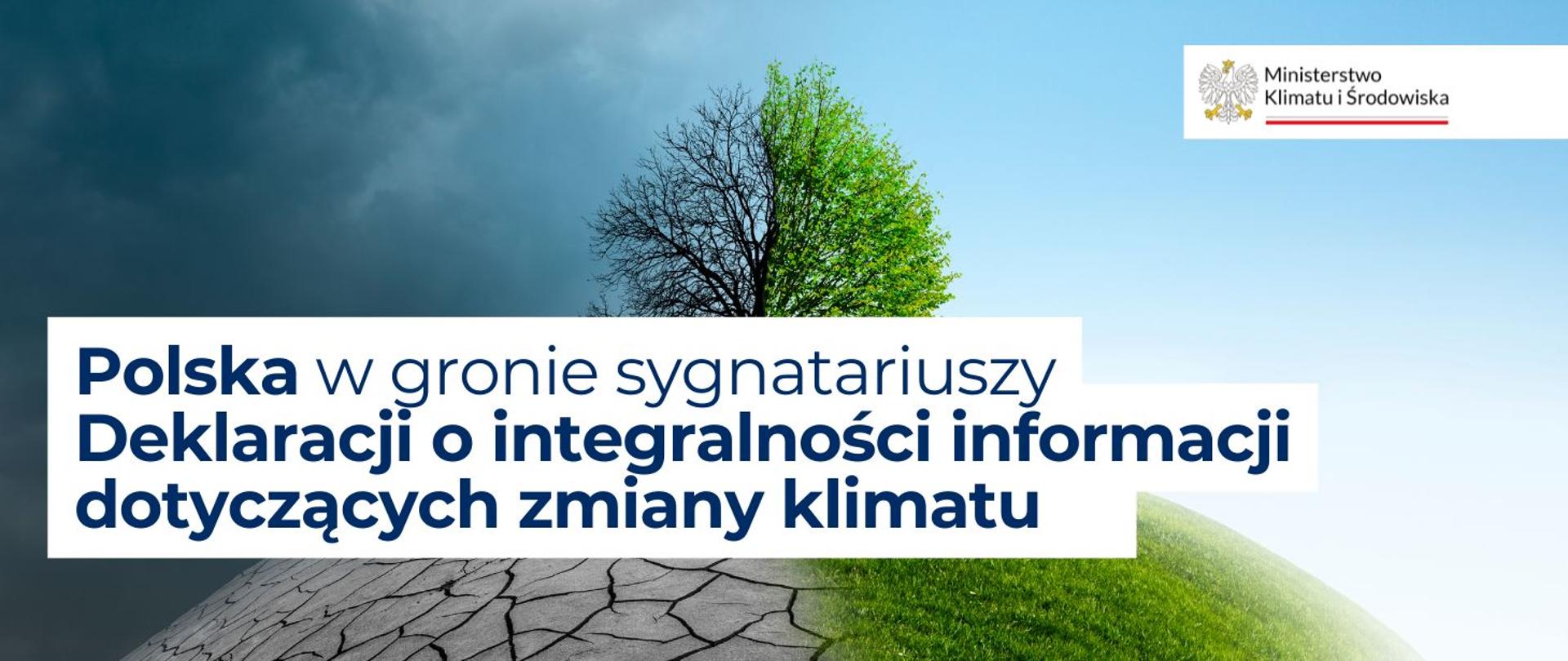 zdjęcie w tle podzielone jest na dwie części: po prawej stronie widzimy drzewo, które kwitnie, zieloną trawę i niebieskie niebo. Lewa strona jest szara, drzewo nie ma liści a zmienia, w której rośnie jest popękana. Na środku baneru widnieje napis: Polska w gronie sygnatariuszy Deklaracji o integralności informacji dotyczących zmian klimatu.