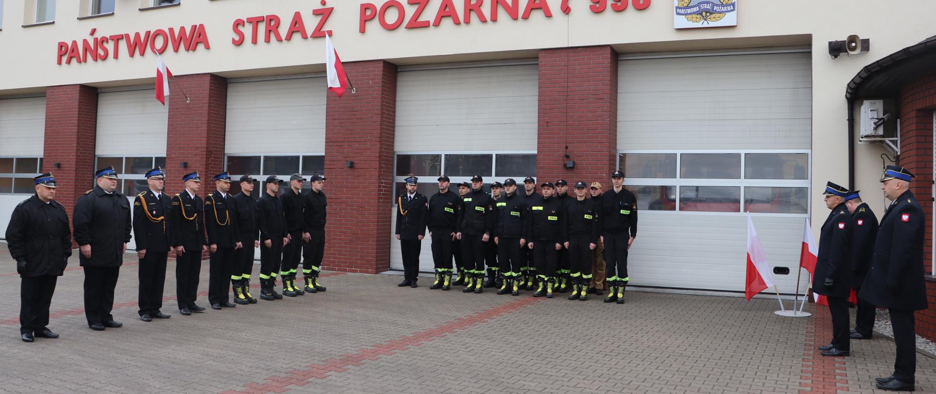 Na zdjęciu strażacy podczas uroczystej zbiórki z okazji Narodowego Dnia Niepodległości