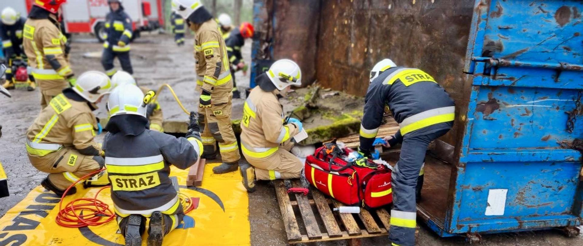 Zdjęcie przedstawia strażaków podczas ćwiczeń