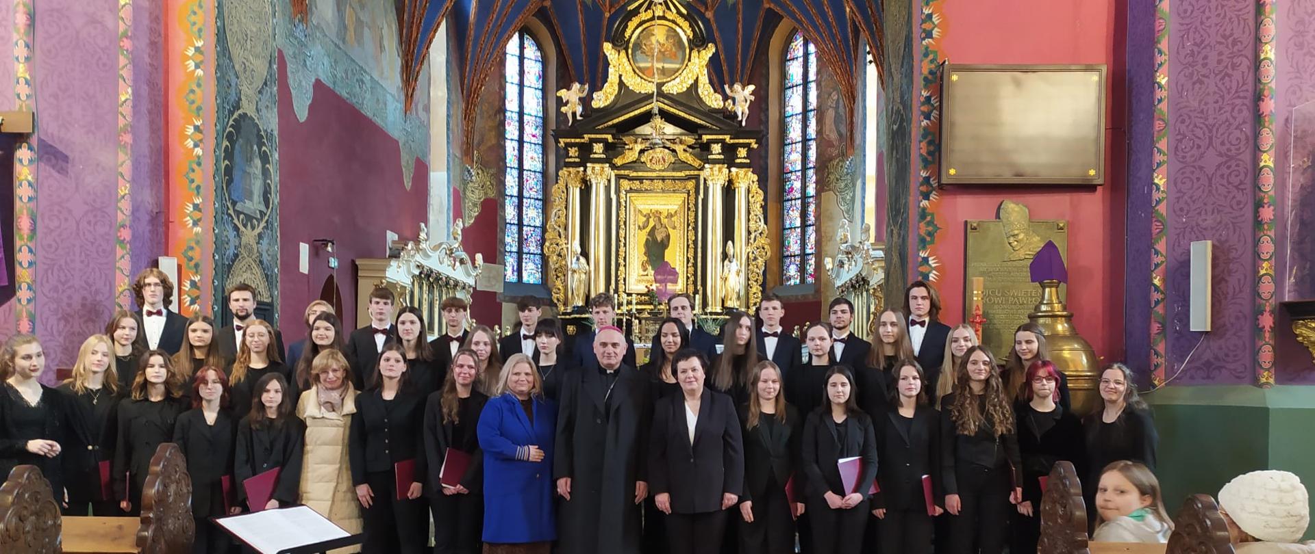 na zdjęciu chóry szkolne wraz z ks. biskupem bydgoskim