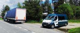 Ciężarówka skontrolowana w Chyżnym przez nowotarskich inspektorów Inspekcji Transportu Drogowego. Po lewej zatrzymany zespół pojazdów, po prawej furgon ITD. Obok droga.
