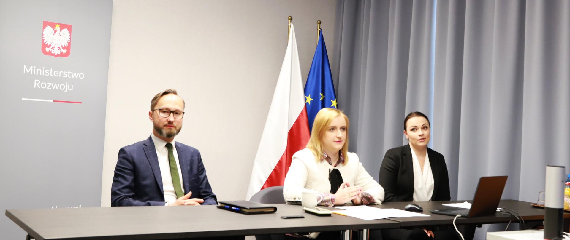 Konkurs dla młodzież Produkcik 2020. Minister Semeniuk słucha wystąpień uczestników.