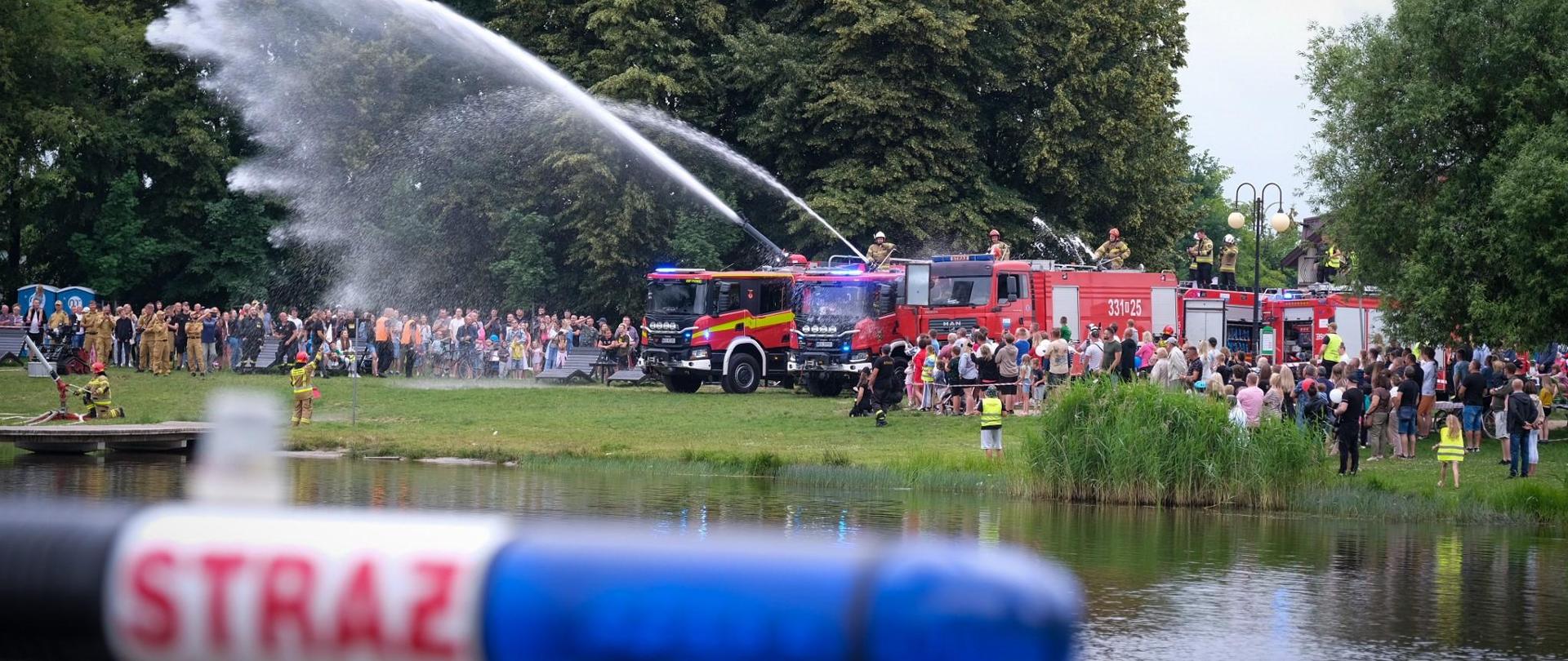 Publiczność podczas pokazów przed podawaniem wody z działek wodnych.