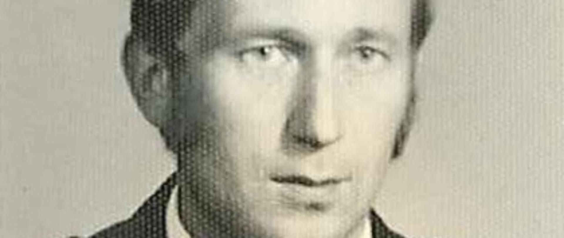 czarno-białe zdjęcie strażaka w mundurze w białej koszuli z krawatem
