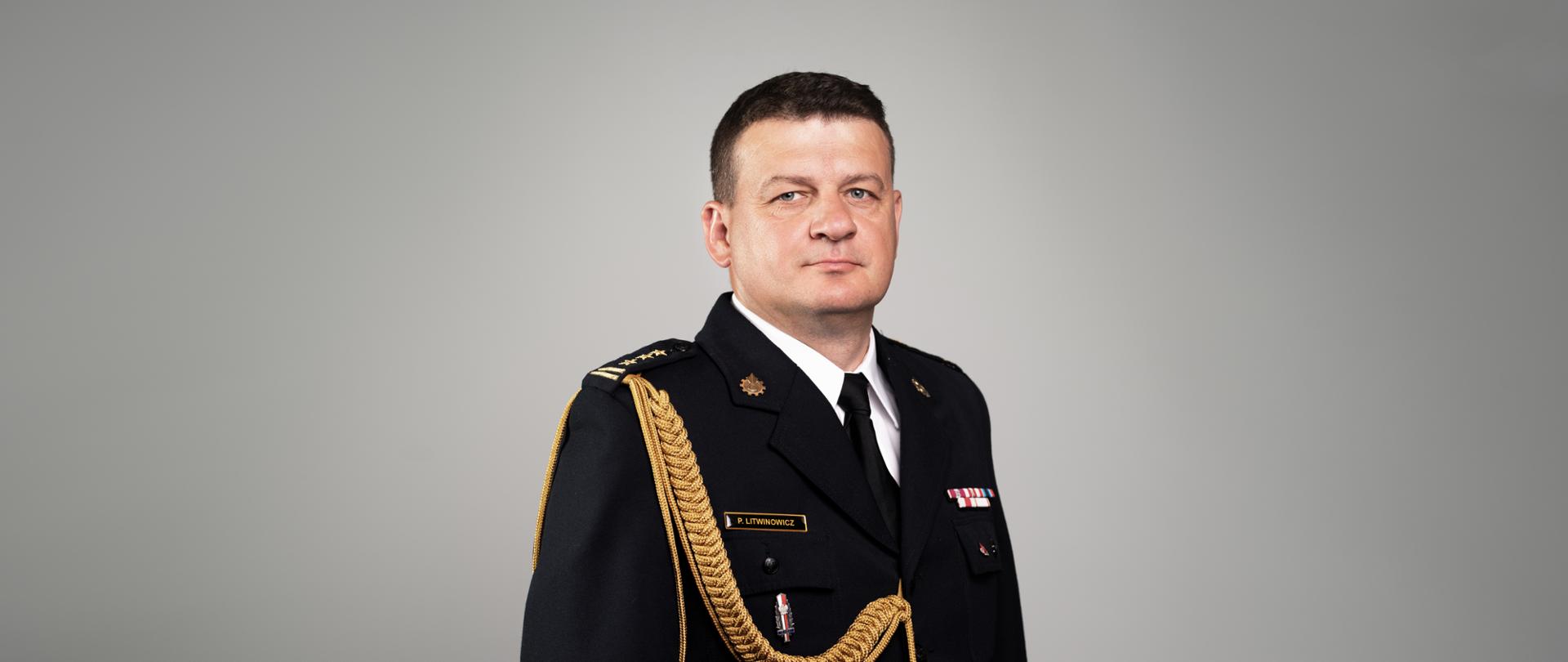 Zdjęcie przedstawia st. bryg. Pawła Litwinowicza pozującego do zdjęcia portretowego