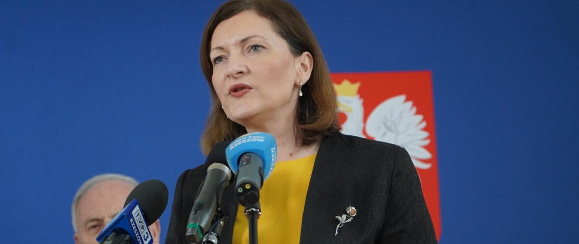 Wojewoda podkarpacki Ewa Leniart zabiera głos podczas konferencji prasowe jdotyczącej programu Senior+.