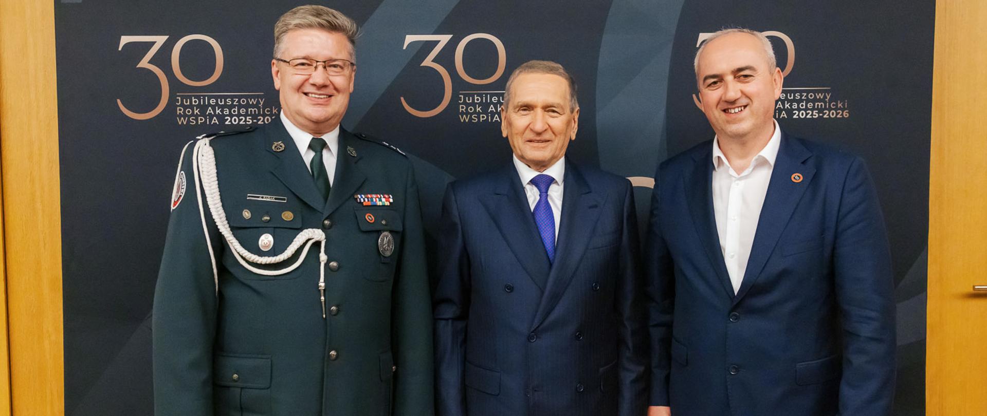 Dyrektor i zastępca dyrektora stoją z Rektorem WSPiA Rzeszowskiej Szkoły Wyższej 