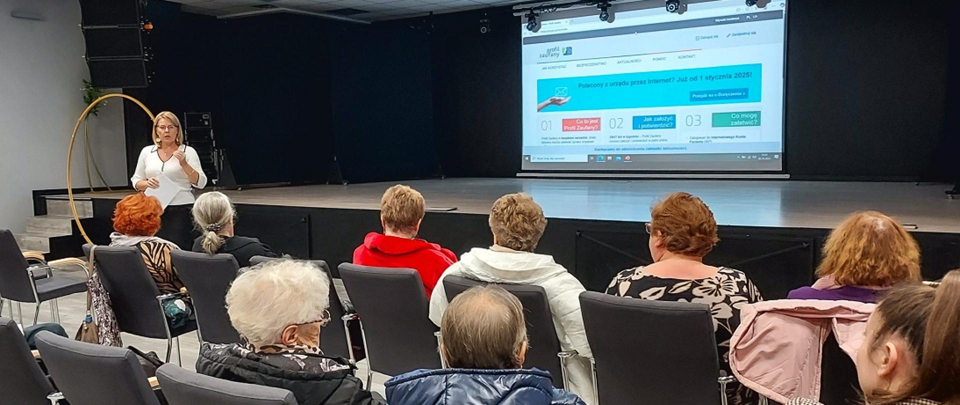 Ekspert z US w Sokółce prowadzi spotkanie informacyjne dot. korzystania z narzędzi elektronicznych w kontaktach z US dla mieszkańców Dąbrowy Białostockiej