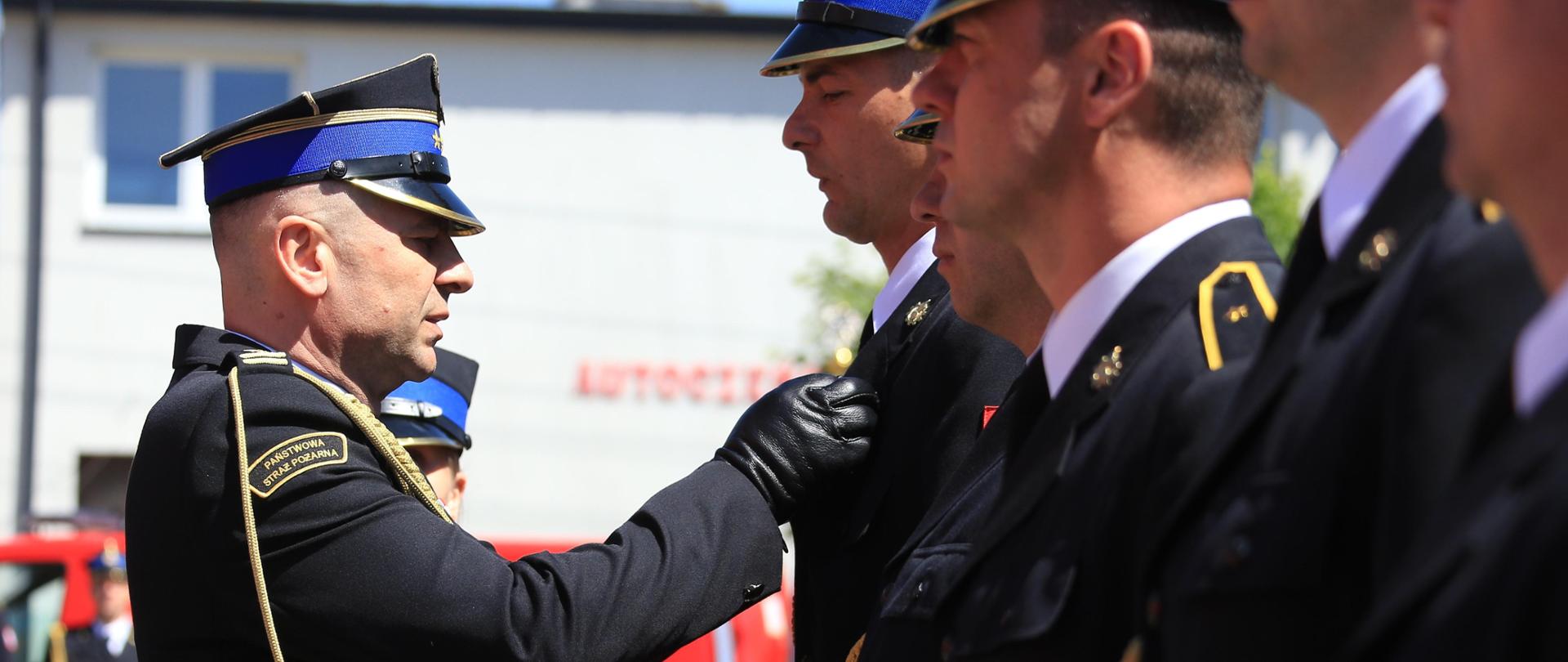 Łomżyńscy strażacy świętowali w tym dniu za równo powiatowe obchody Dnia Strażaka jak i powołanie Komendanta Miejskiego PSP w Łomży.
Podlaski Komendant Wojewódzki Wręcza odznaczenia i awanse.