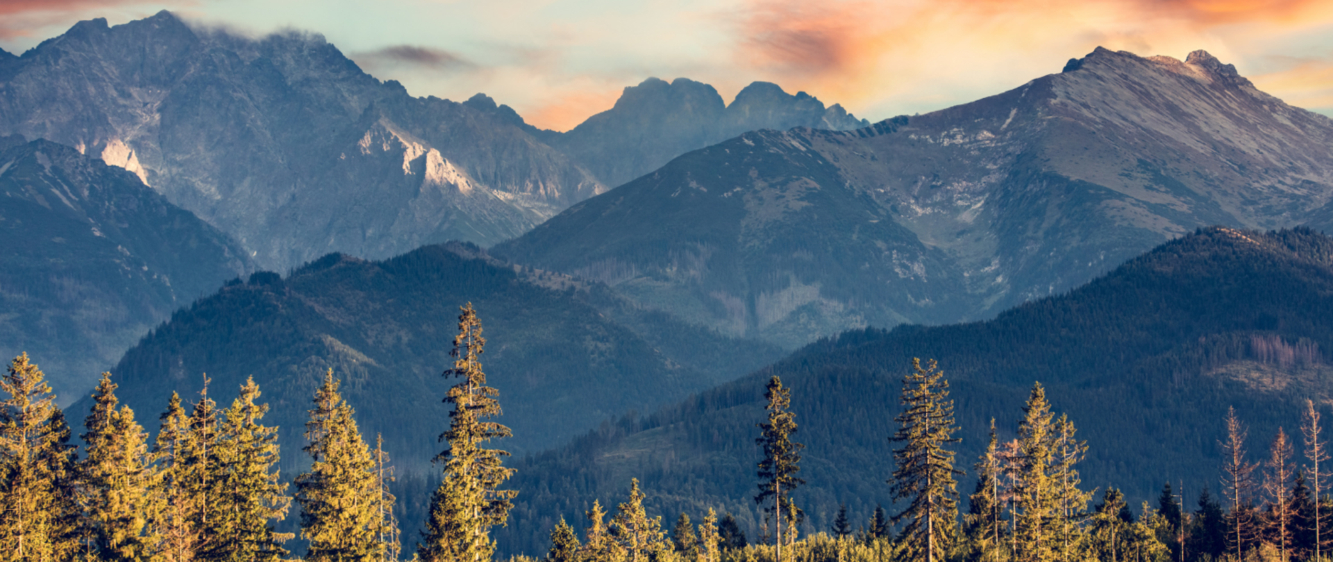 Widok na Tatry w porze zachodzącego słońca.