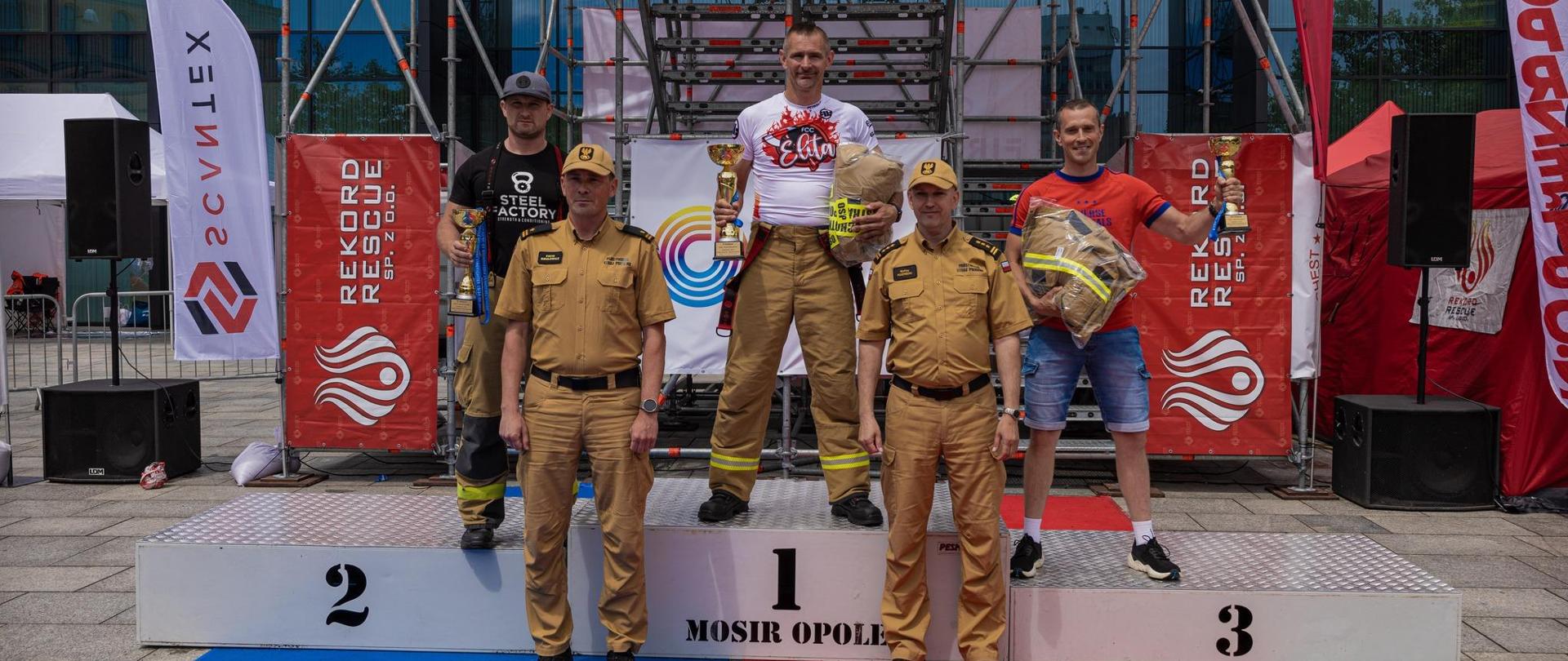 Na zdjęciu wręczenie nagród na podium w klasyfikacji MASTER 40+