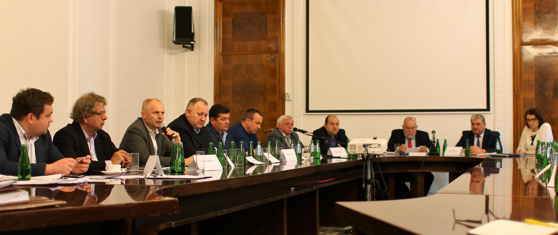 uczestnicy przy stole