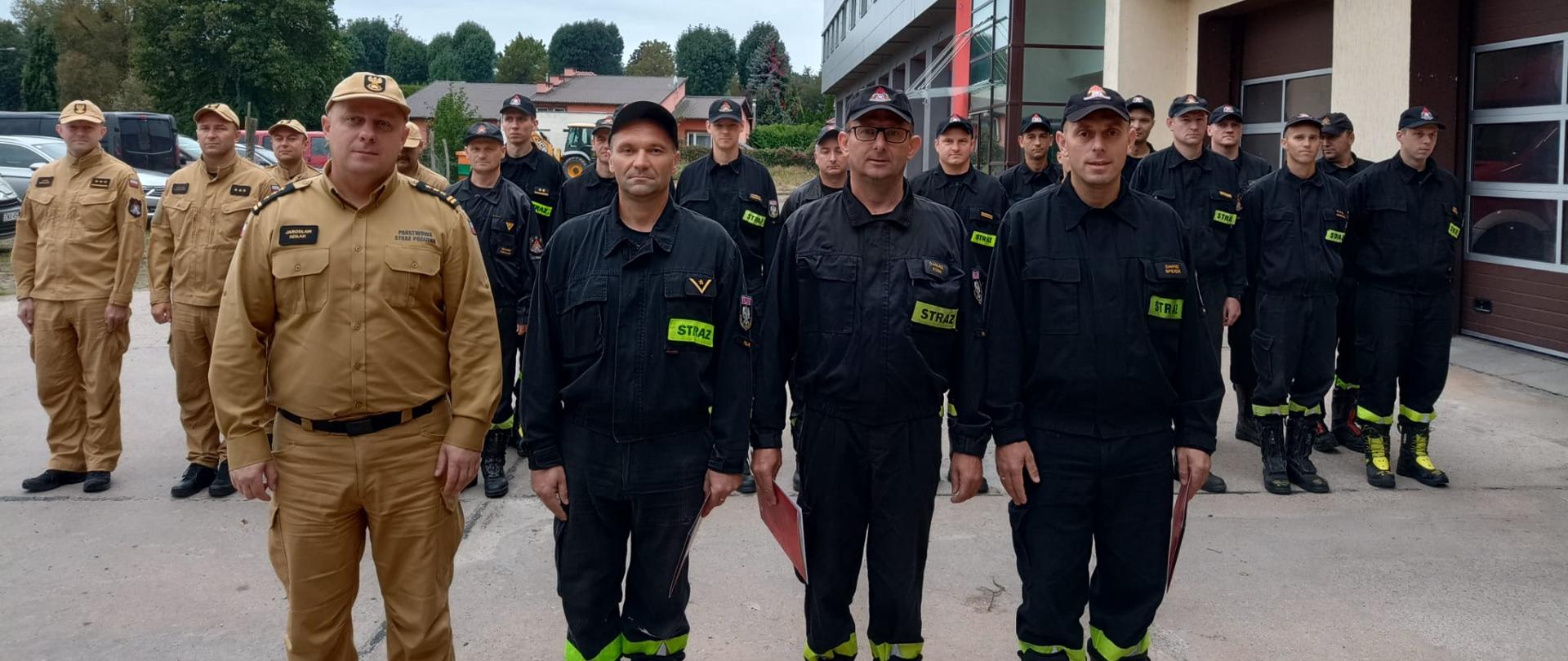 Strażacy podczas wręczenia decyzji.