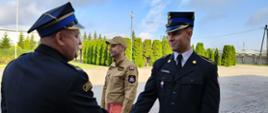 Na zdjęciu Komendant Powiatowy PSP w Rypinie st. bryg. Dariusz Łęgosz wita mł. asp. Dawida Kuchcińskiego