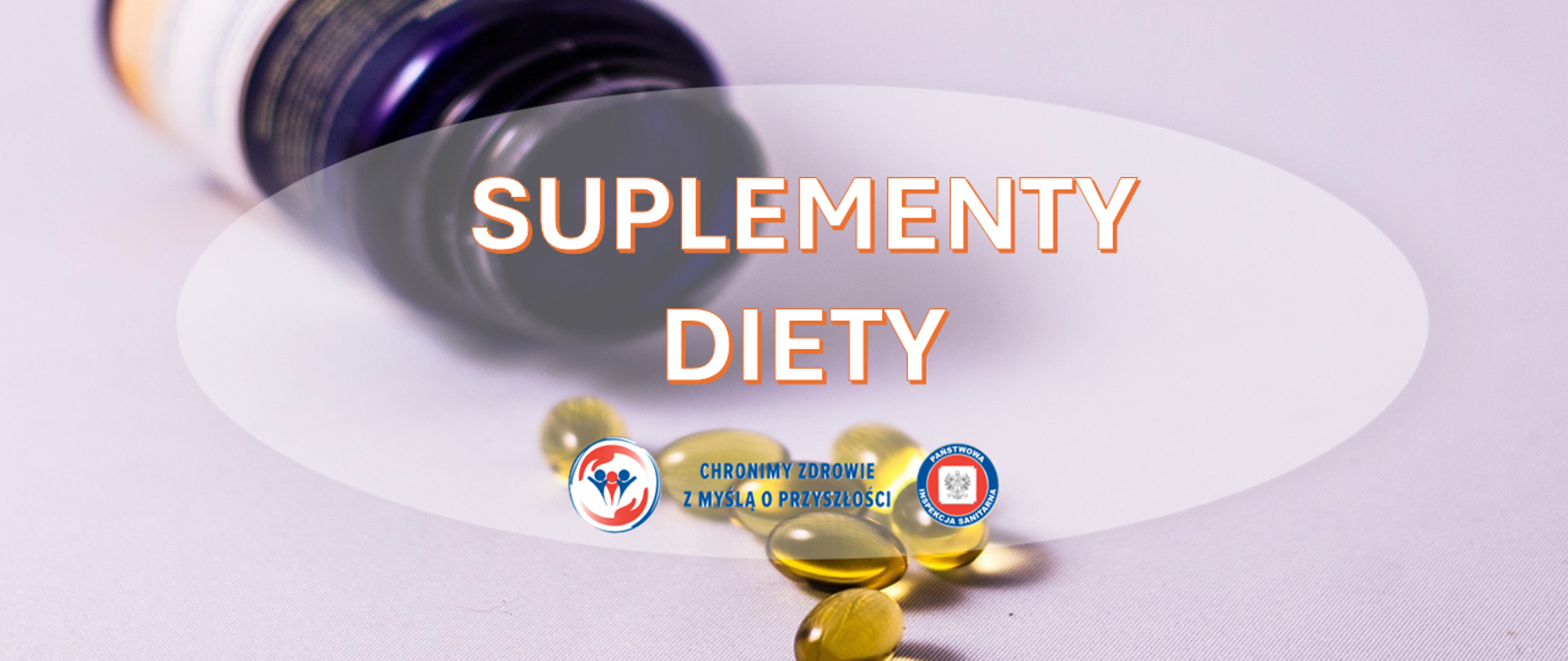 Rozsypane kapsułki w żółtym kolorze leżące na stole obok przewróconej butelki z suplementami. Na środku umieszczony jest napis ‘Suplementy diety’, a poniżej dwa logotypy Państwowej Inspekcji Sanitarnej wraz z hasłem: "Chronimy zdrowie z myślą o przyszłości"