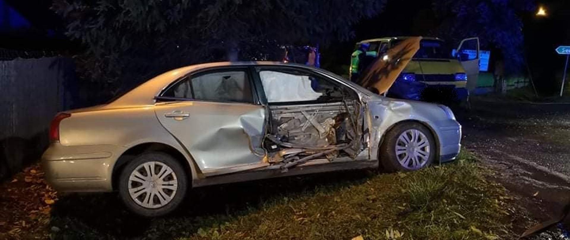 Widać uszkodzony prawy bok samochodu, jest ciemno